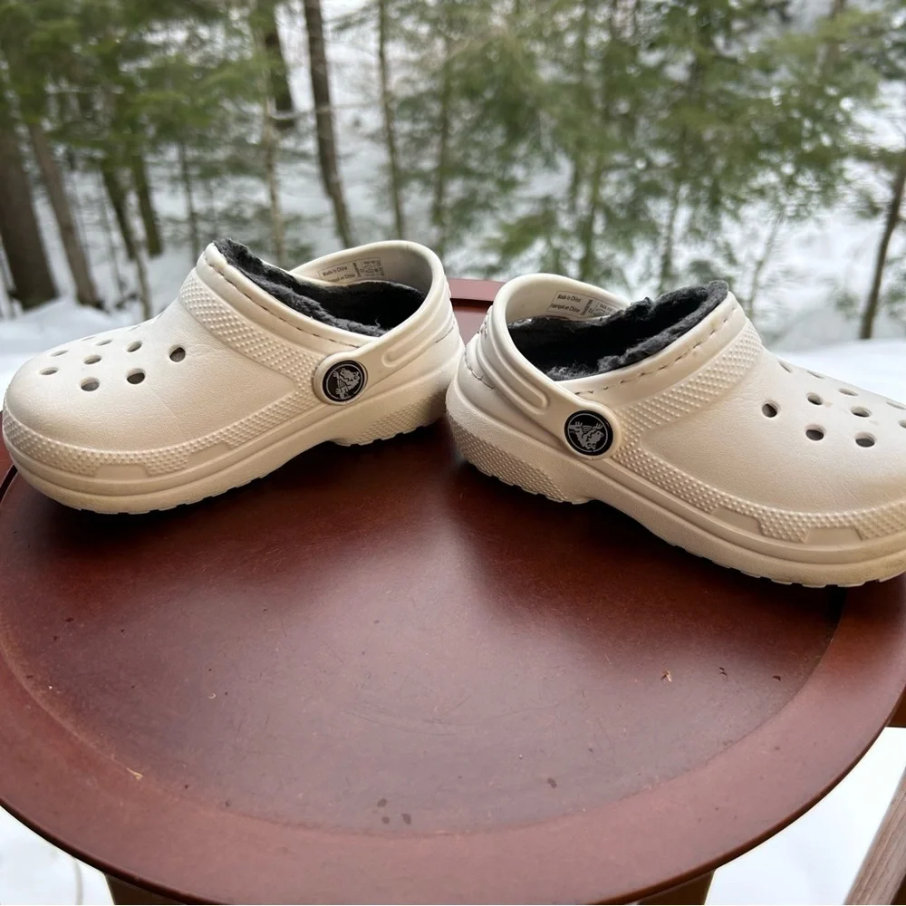 White Fleece-Lined Crocs | Toddler Size 7 | Spring Clogs | Cozy Slip On Shoes